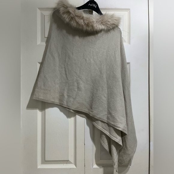 Joseph Ribkoff Beige/Grey Faux Fur Sweater knit poncho in Size OS - Picture 5 of 6